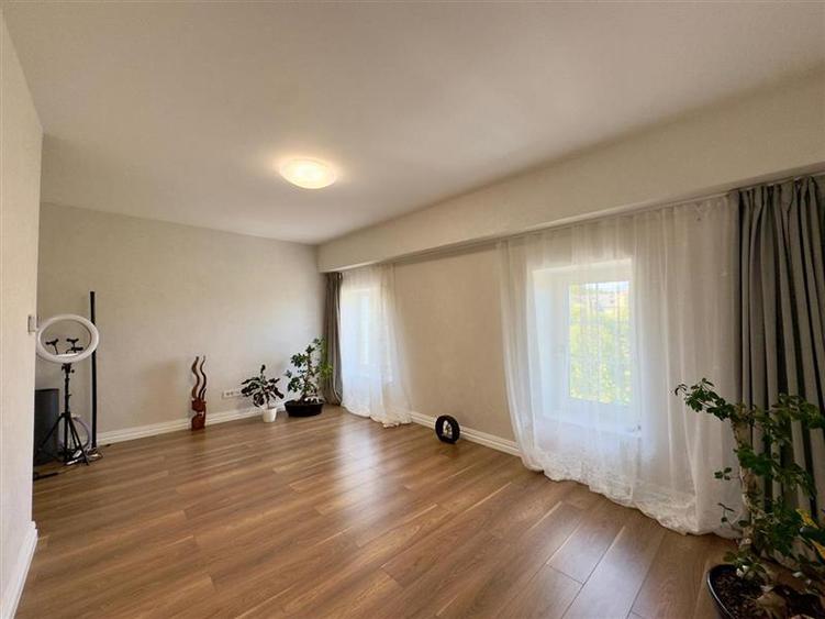Vila unica in Iasi, tip London House – design rafinat si priveliste spectaculoas