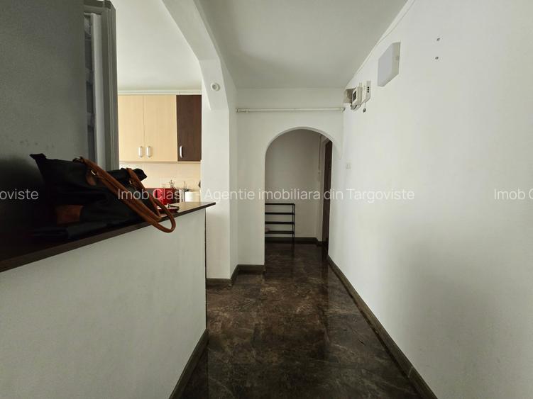 Micro 4 Targoviste, inchiriere apartament 3 camere, etaj 3/4 - 11