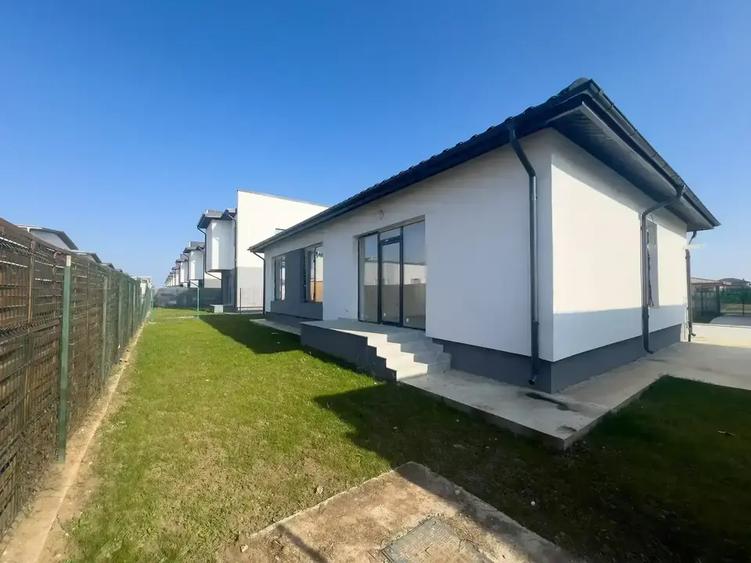 Casa De Vanzare 4 Camere | Finalizata | Curte Parcarea | Bariera