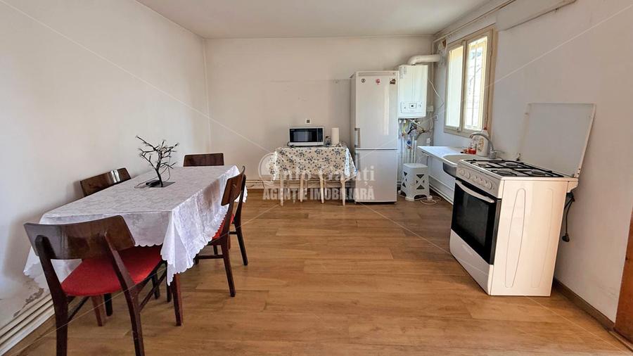 | Casa 2 camere | Curte: 134 mp + Garaj | Strada Cezar |