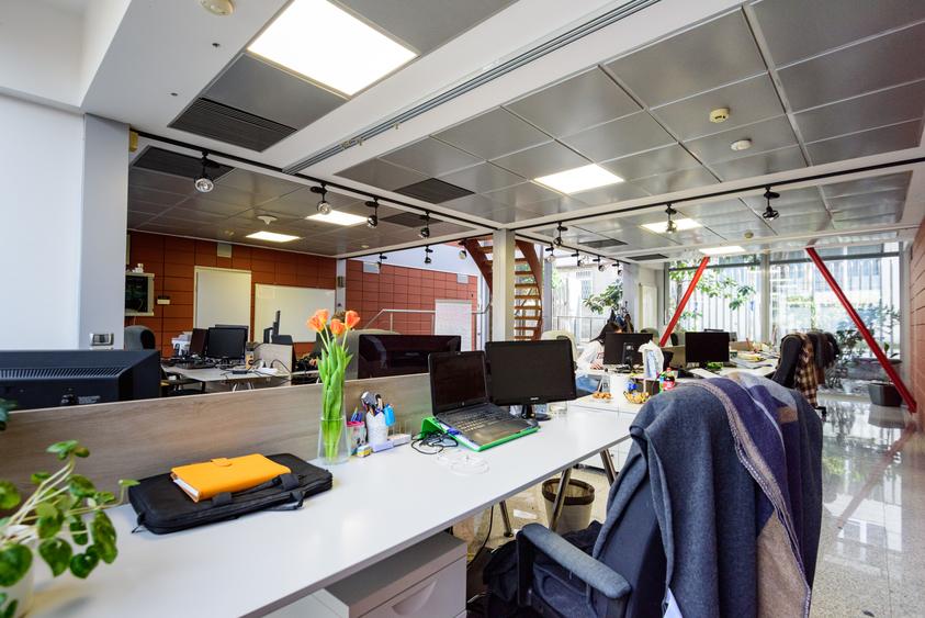 Sediul Administrativ Premium – 225 mp Utili, Compartimentare Modulară din Sticlă