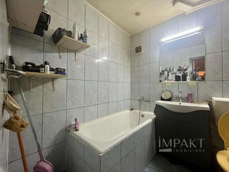 Apartament cu 3 camere decomandate in zona Primaverii