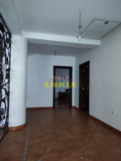 Vila 5 camere , zona Petru Rares -demisol+parter+etaj , pret negociabil ! - 9