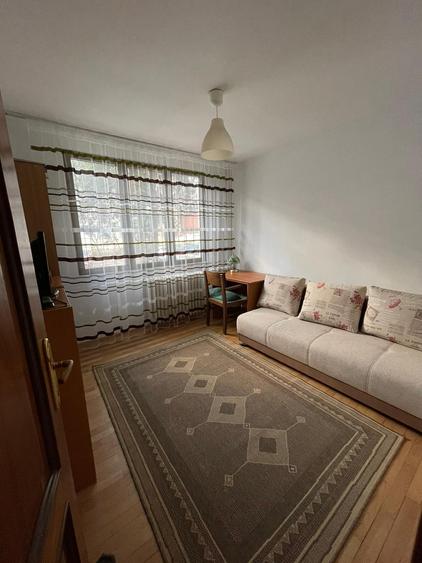 Apartament 3 camere mobilat si utilat la parter din 4 etaje.
