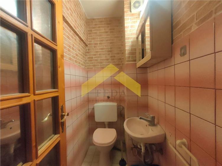 Apartament 3 camere de vanzare zona Intim