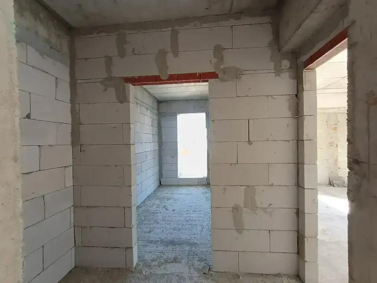 3 camere spațioase, 2 băi și balcon mare