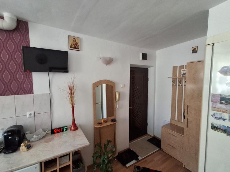Apartament cu doua camere semidecomandat finisat si mobilat etajul 4 cu pod