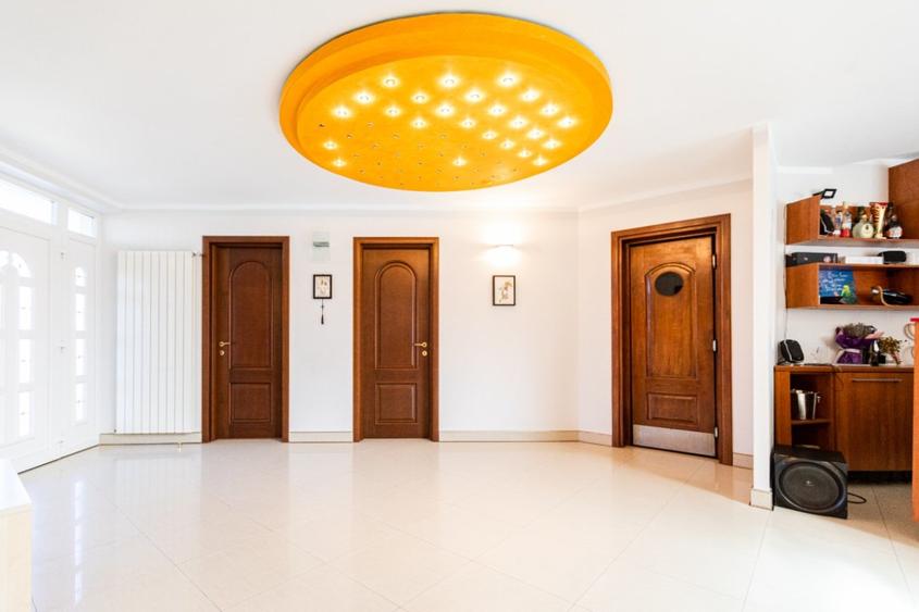 Casă individuală cu 5 camere în Dumbrăvița