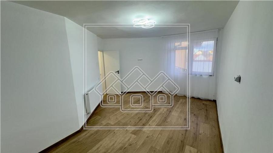 Apartament 2 camere, renovat, parcare, decomandat, etaj intermediar