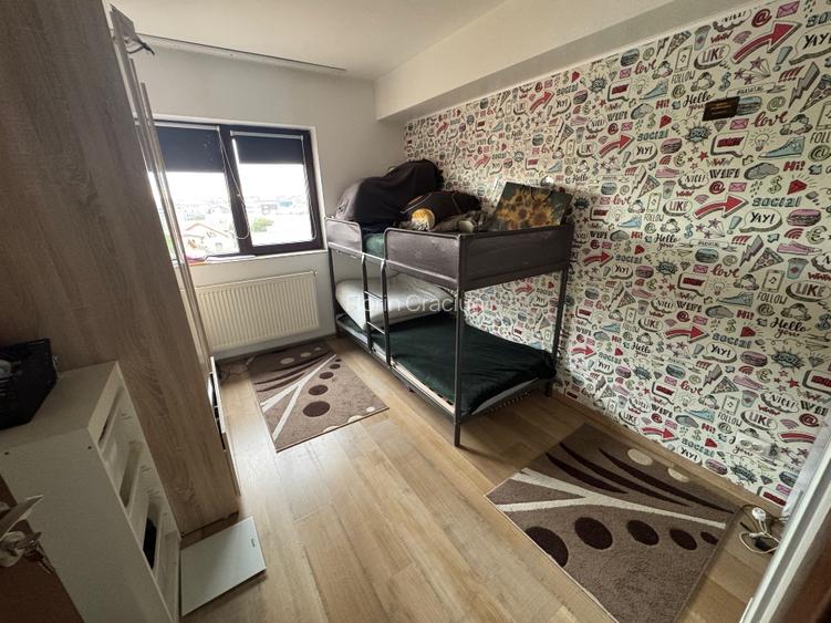 Direct proprietar vând apartament 3 camere,loc de parcare - 4