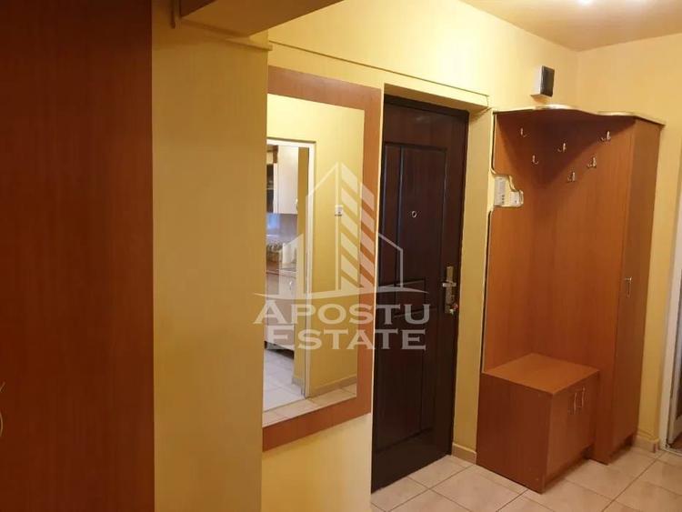 Apartament cu 2 camere,decomandat,in zona Intim.