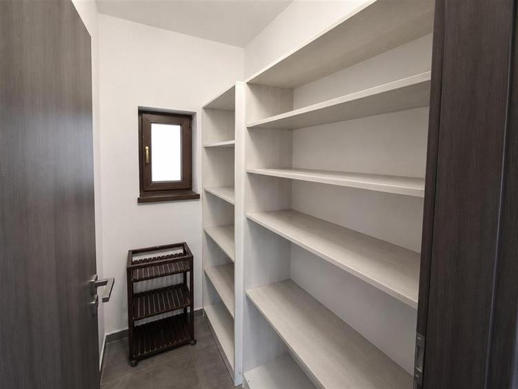 Casa moderna 4 camere 2 bai curte si parcare zona Triajului