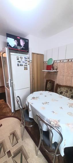 Vanzare apartament cu 4 camere si 2 bai, decomandat, etaj 1/4 zona CET