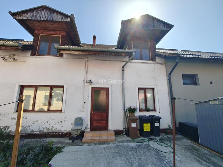 Casă cu 4 camere în curte comună