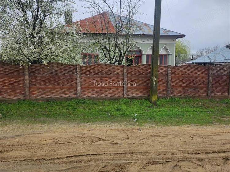 Casă de vânzare, cu anexe și teren, Nedeia