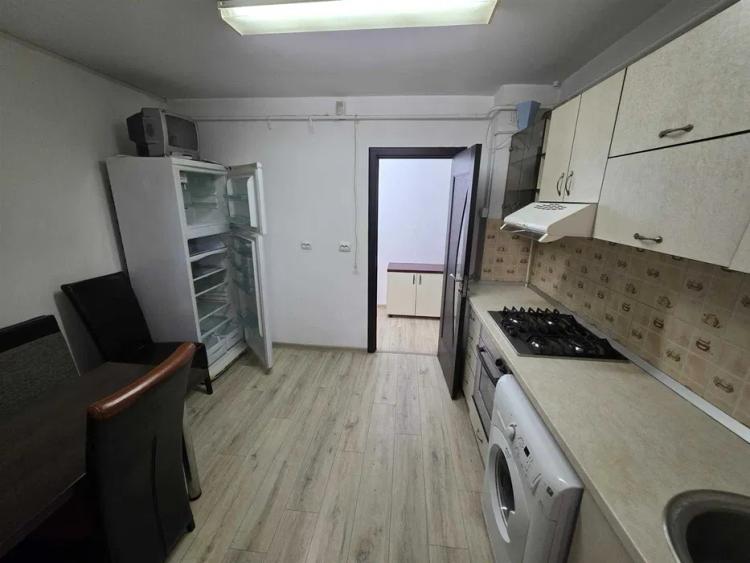 Etaj 2 ap 2 camere decomandat 60mp bloc 1988 zona Cug