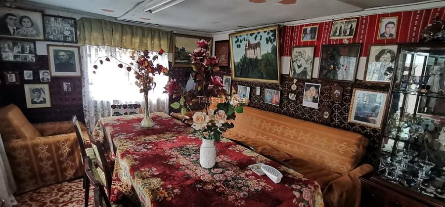Vand casa la curte cu 2 cladiri anexe si teren