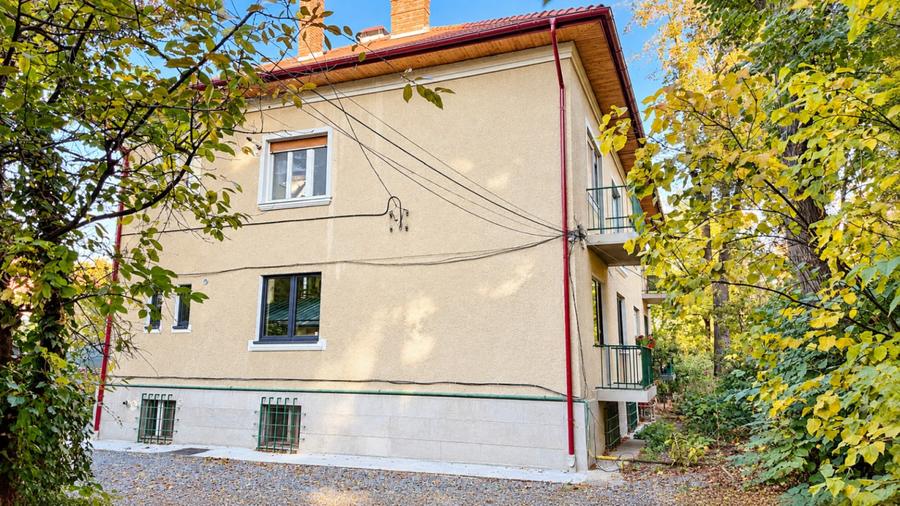 Liniște și intimitate în zona centrală–Apartament in vila, garaj+demisol
