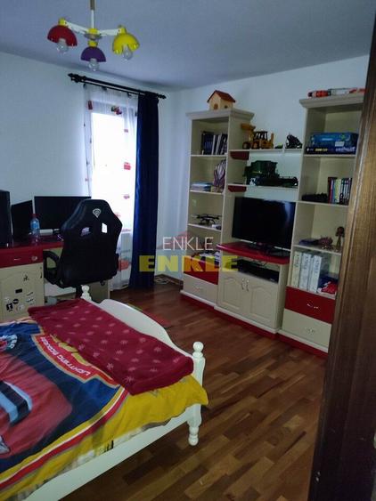 Vila 5 camere , zona Petru Rares -demisol+parter+etaj , pret negociabil ! - 4