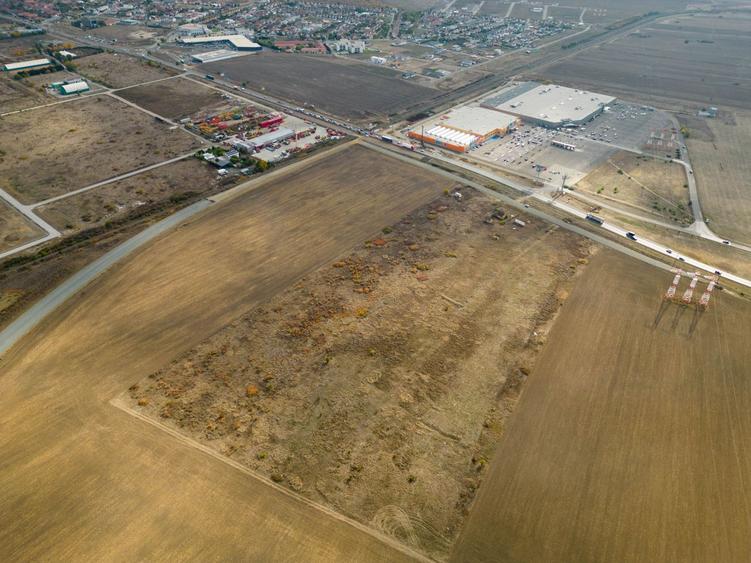 Teren de 55.340 mp, vis-a-vis de Jumbo, Arad