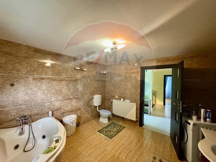 Casă / Vilă cu 5 camere de vânzare