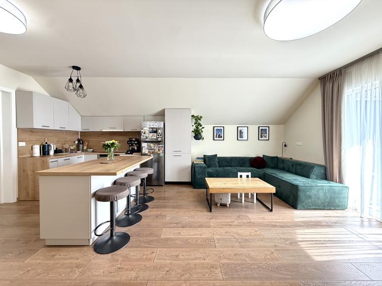Apartament spatios, 3 camere, pod amenajat, zona centrala Dumbravita