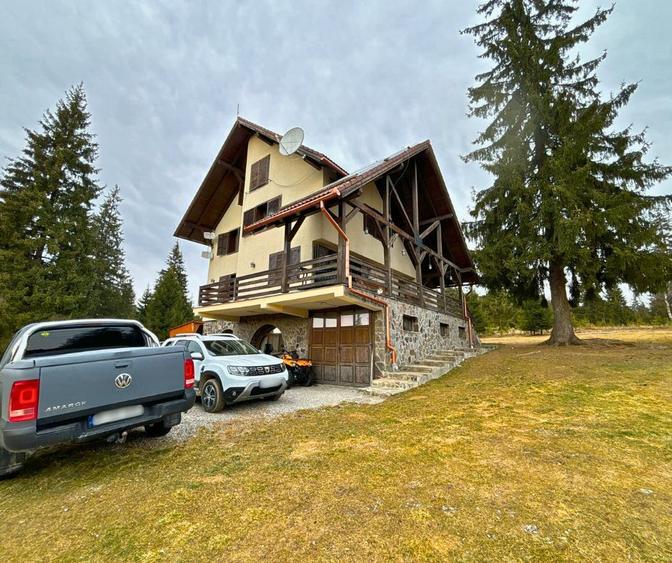 Vilă cu 10 camere P+2E+M 400 M² utili 2800 M² Teren Comandau