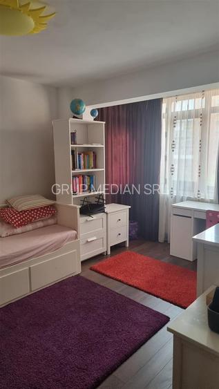 Apartament 3 camere de vanzare - zonă centrală, mobilat și utilat.