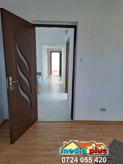 Se vinde un apartament cu 4 camere decomandat, situat în zona Port – Centru,