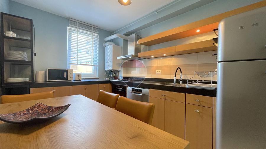 Apartament cu 3 camere de închiriat în zona Tractorul