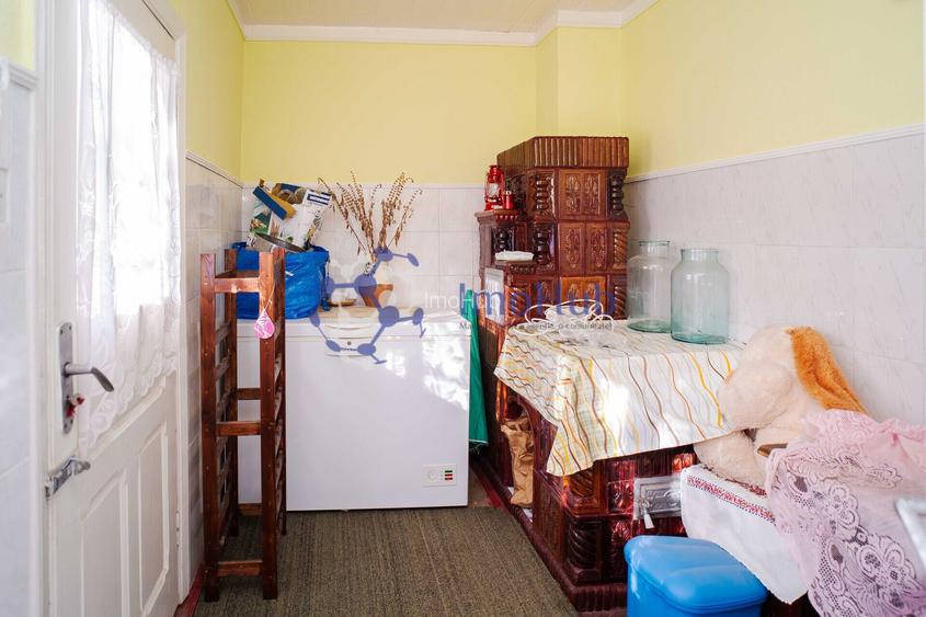 🏡 Teren 2300 mp și casă bătrânească în centrul satului Voinesti, lângă biserică - 7