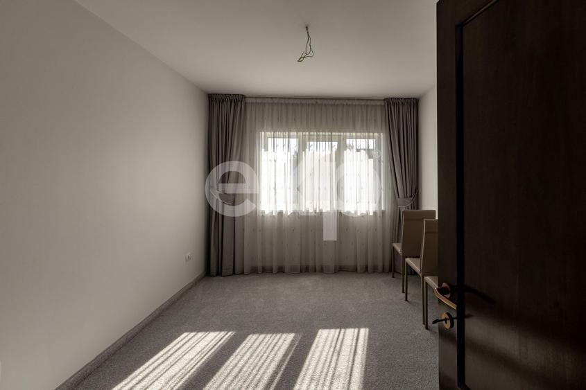 Casă/Vilă duplex cu 5 camere de vânzare, strada 9 Mai- zona Centrală