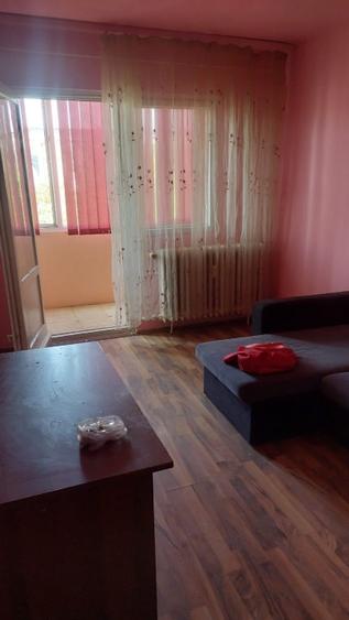 Vand garsoniera zona Vlaicu,(Lebada), et.4., termopan, gresie, faianta, parchet,