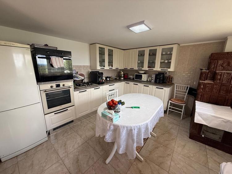 Vila S+P+1,+ garaj inchis + terasa si teren intravilan 6300 mp