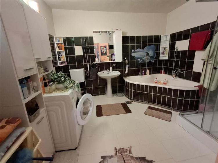 Casa cu doua apartamente garaj pivnita in Cisnadie