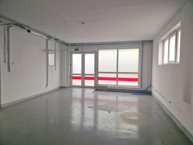 Spaciu comercial parter , bloc nou , 440 mp +Terasa si Locuri Parcare .