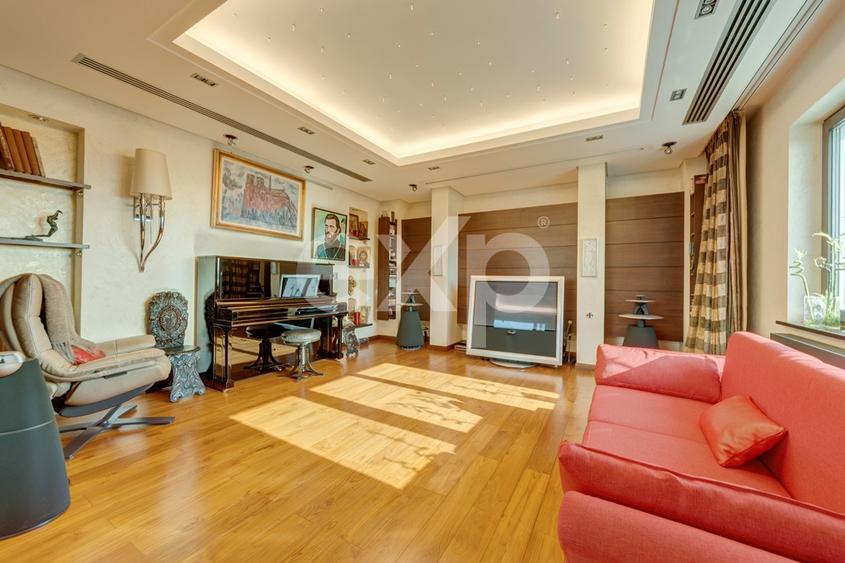 Penthouse 5 camere de vanzare -Nordului stradal + 800 mp teren in jurul blocului