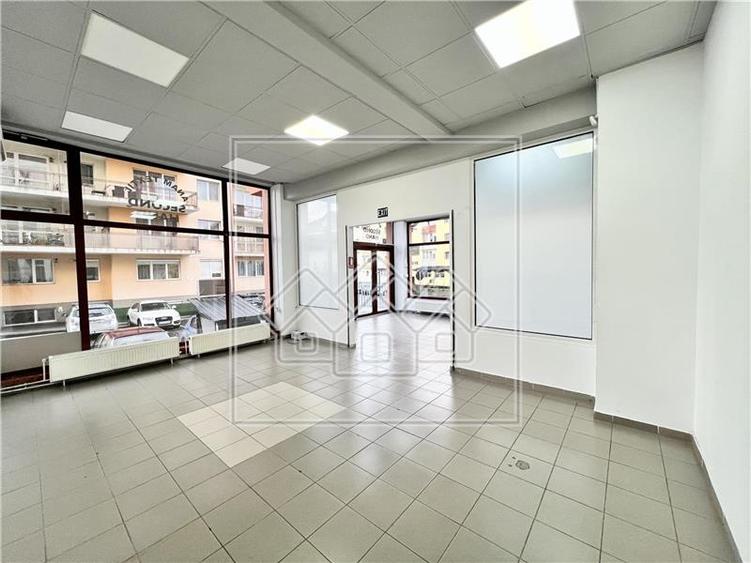 Spatiu comercial cu vitrina la strada - 177 mp - finisat la cheie