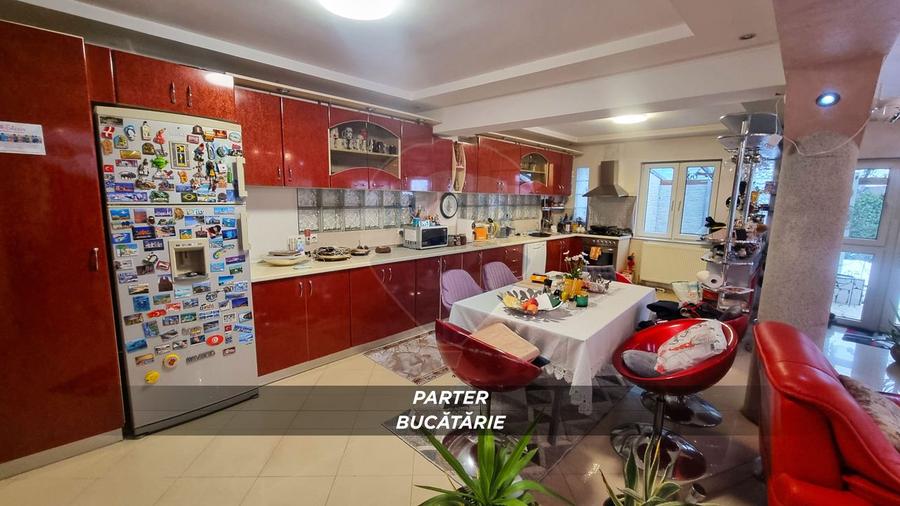 Casă / Vilă cu 10 camere de vânzare în SIGHETUL MARMATIEI zona Central