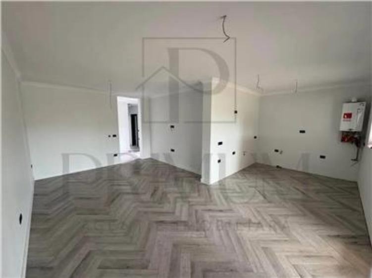 Duplex pe parter - 4 camere - spatiu mare - terasa - aproape de drumul cu 4 benz