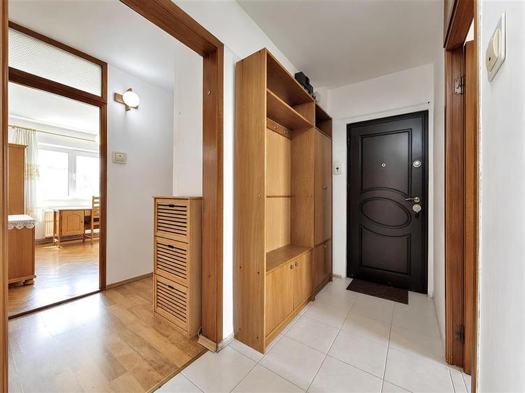 Apartament decomandat cu 4 camere orientat sud zona Cerna