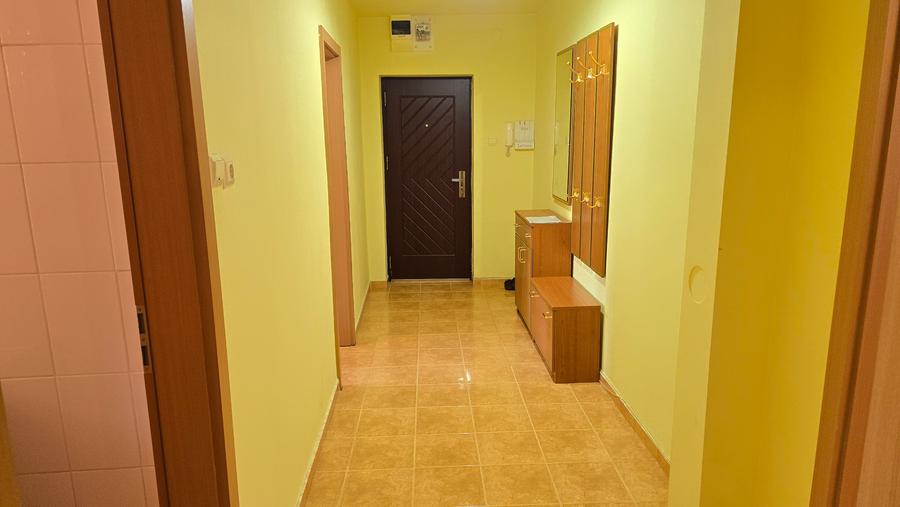 Vand apartament 2 camere decomandat in Deva, situat pe  Bld. Balcescu, etaj 2,
