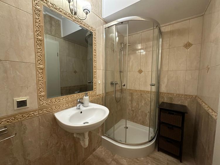 Inchiriez apartament DECOMANDAT 3 camere cu parcare si boxa