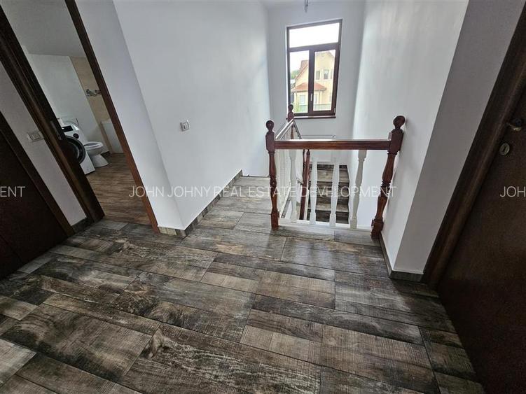 Casă/Vilă spațioasă cu etaj și garaj – Preț: 250.0
