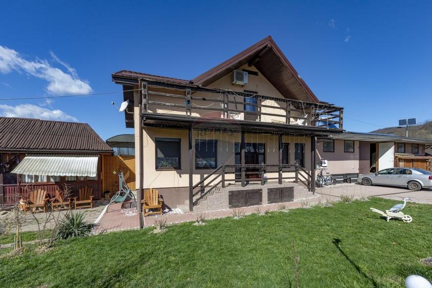Casa / Vila cu 8 camere de vanzare+multiple constructii, teren,Luncani