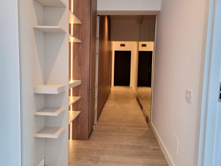 Apartament cu 3 camere,centrala proprie,mutare imediata,vedere superba catre Lac