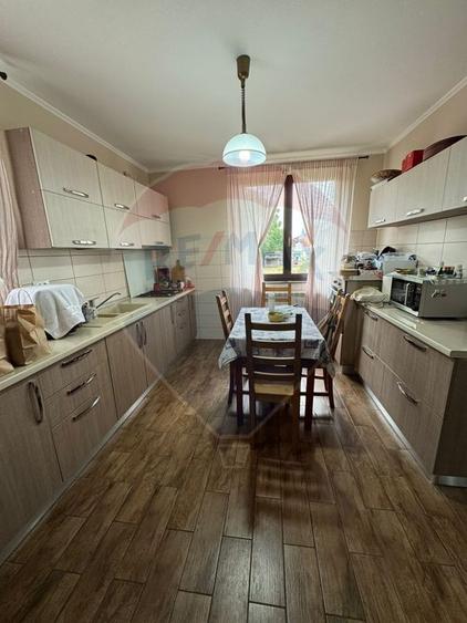 Casă / Vilă nouă cu 5 camere + casă bătranească renovată