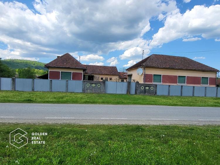 Casa cu 3 corpuri de cladire, sat Lalasint