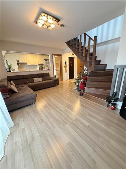 Vanzare apartament 4 camere pe 2 etaje, 3 bai, Urban Residence