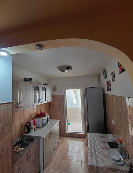 Apartament cu 2 camere decomandat, etajul 3/4, zona Galata